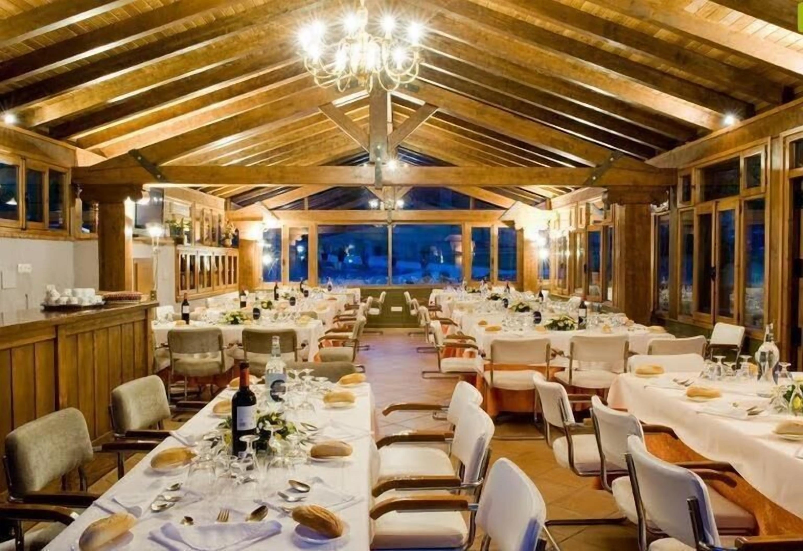 Comedor con vigas de madera de La Casa de Pasarón · Hotel Rural La Casa de Pasarón