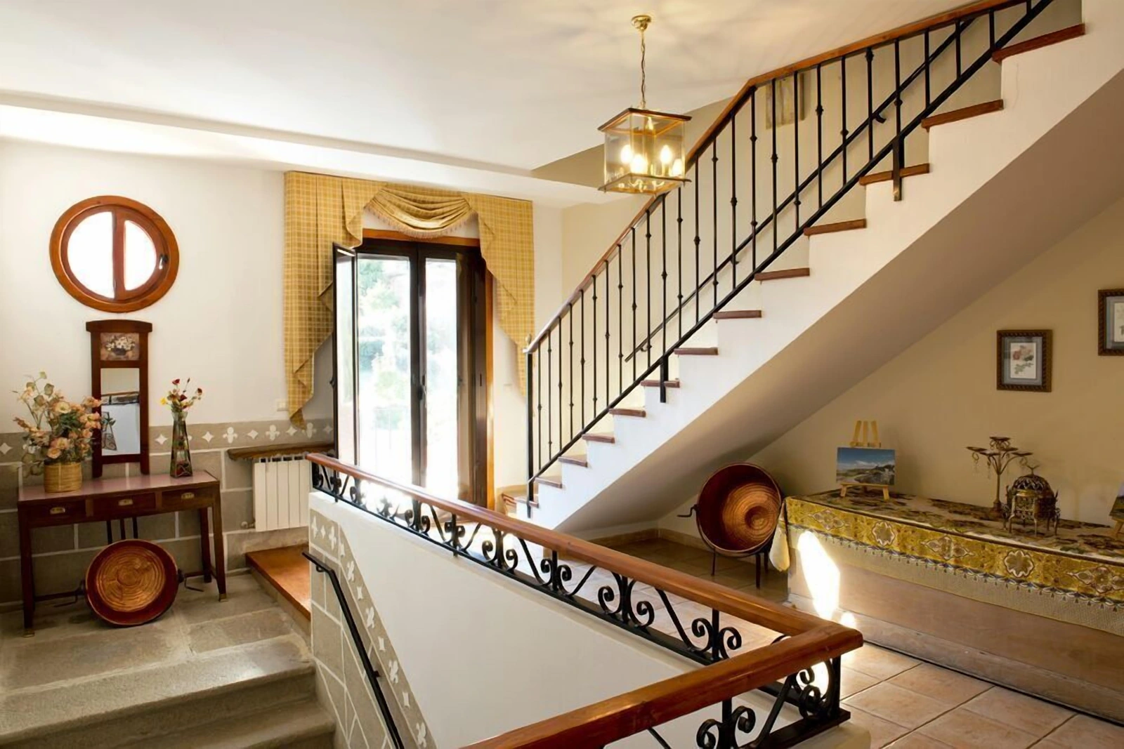 Escalera y distribuidor interior de La Casa de Pasarón · Hotel Rural La Casa de Pasarón