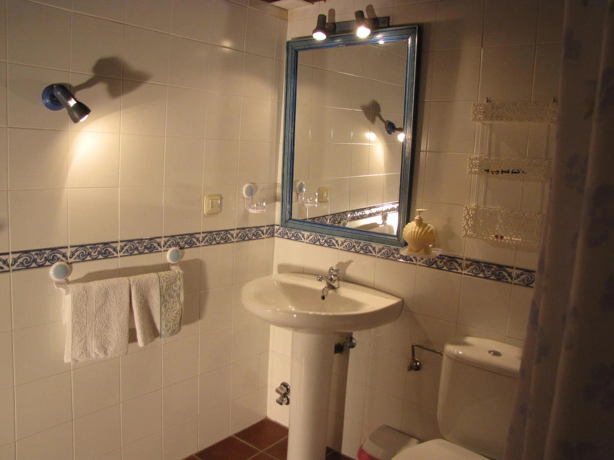 Baño con lavabo y espejo · La Casa de Tía Emilia