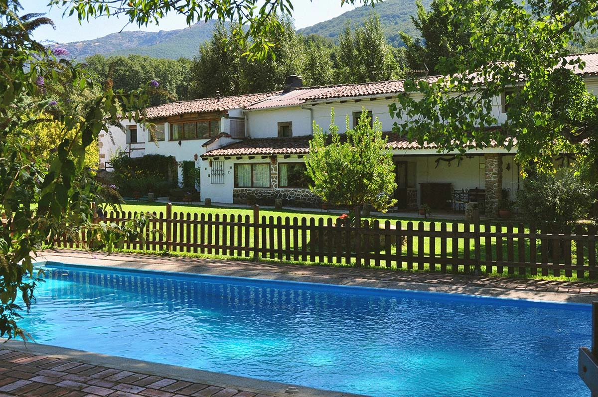 Piscina y porches de la Casa Grande de La Casería · Casas Rurales La Casería