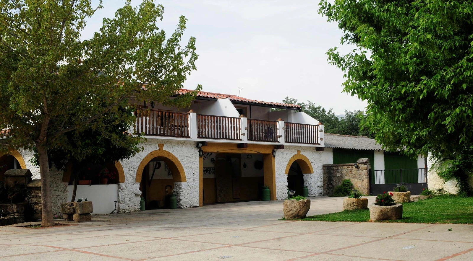 Fachada y terraza de El Silo en La Casería · Casas Rurales La Casería