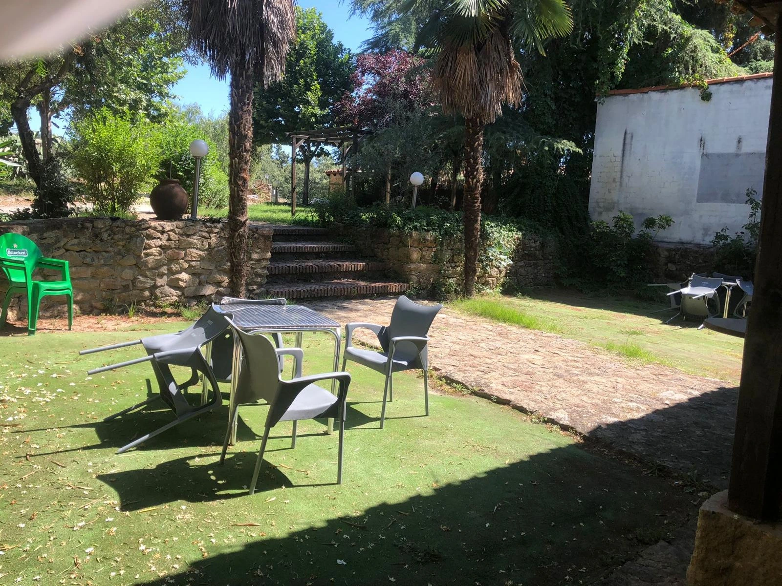 Jardines y exterior del conjunto La Casona de Jaraíz · Complejo Rural La Casona de Jaraíz