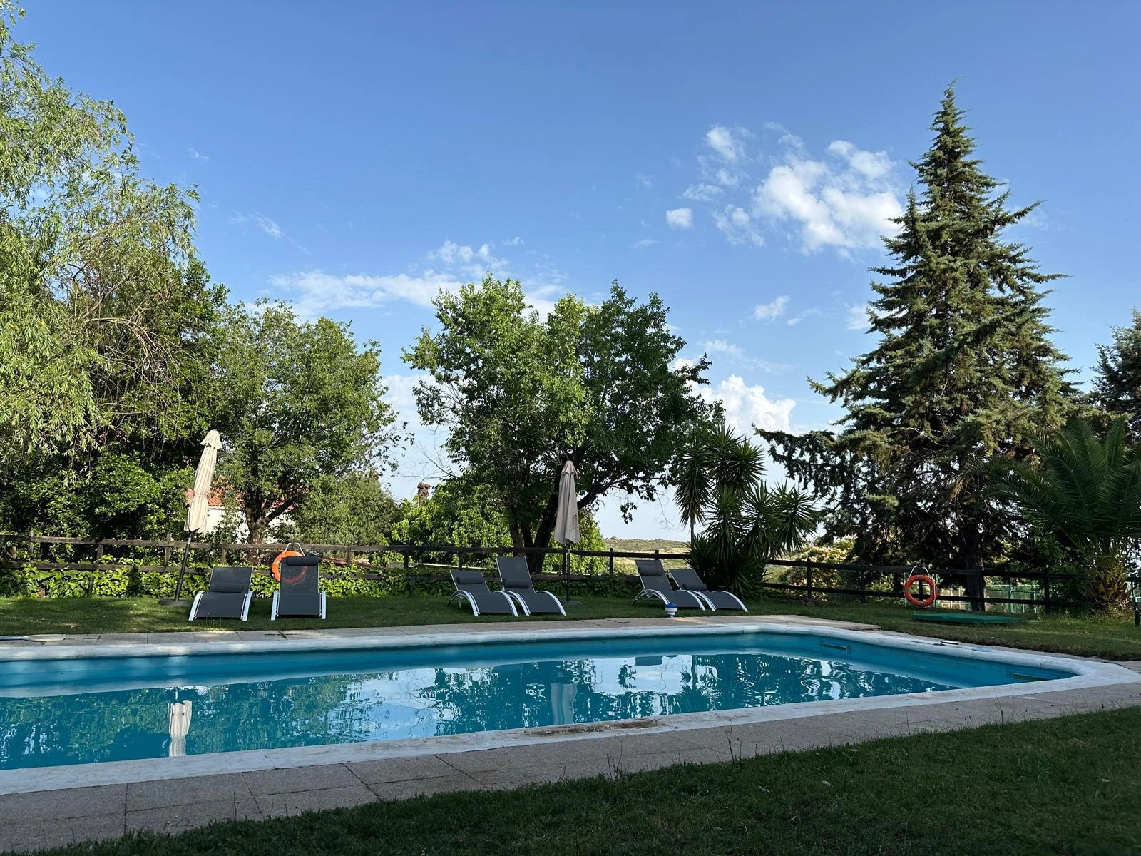 Piscina compartida del conjunto · Complejo Rural La Casona de Jaraíz