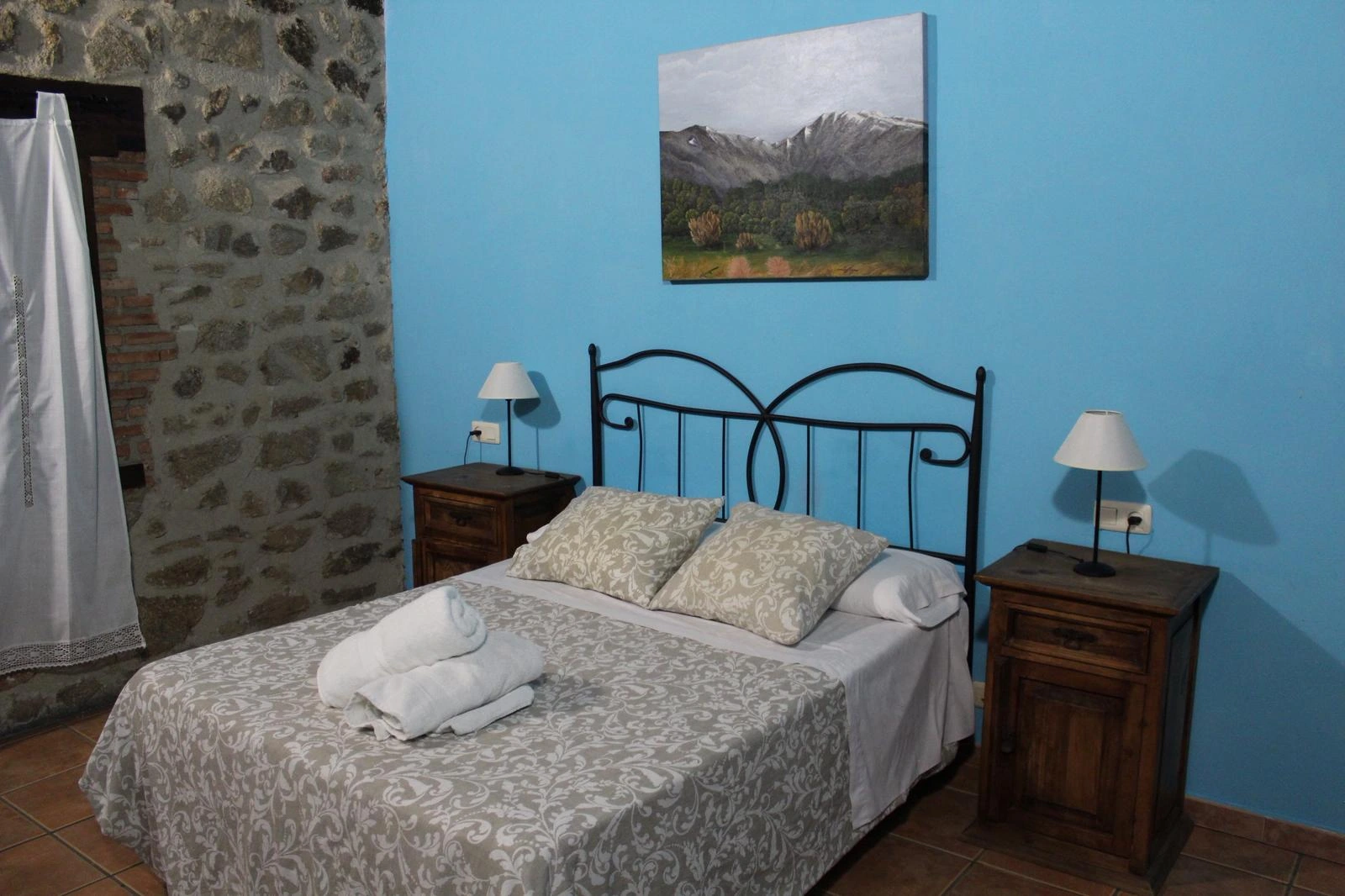 Dormitorio de La Casona con pared azul · Complejo Rural La Casona de Jaraíz