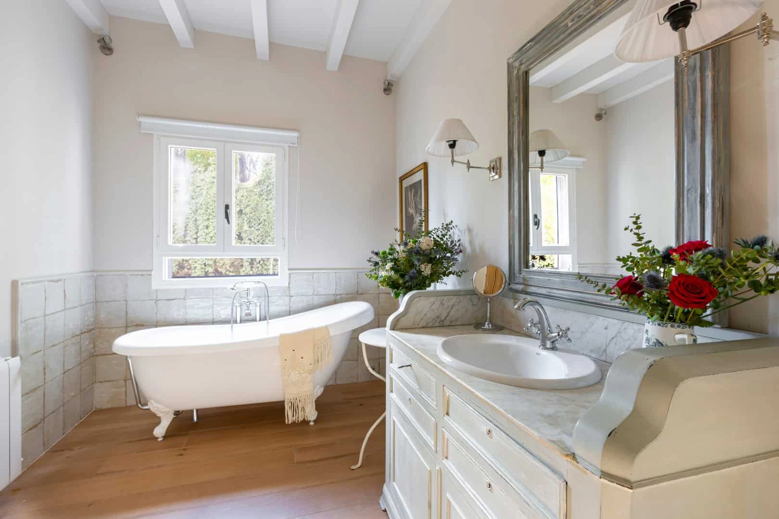 Baño de la suite con bañera · Casa Rural Lalisea