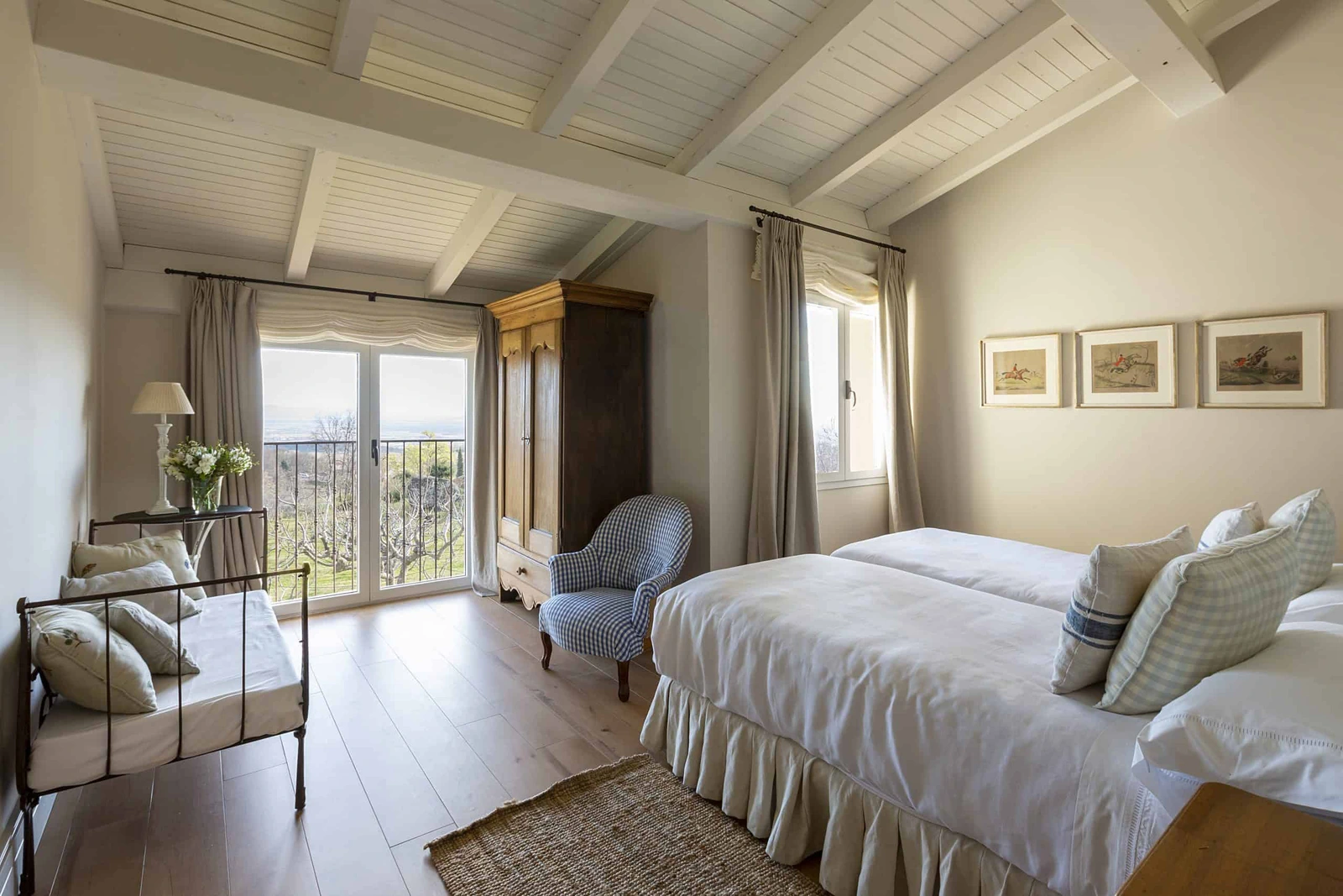 Suite Junior y vistas desde la habitación · Casa Rural Lalisea
