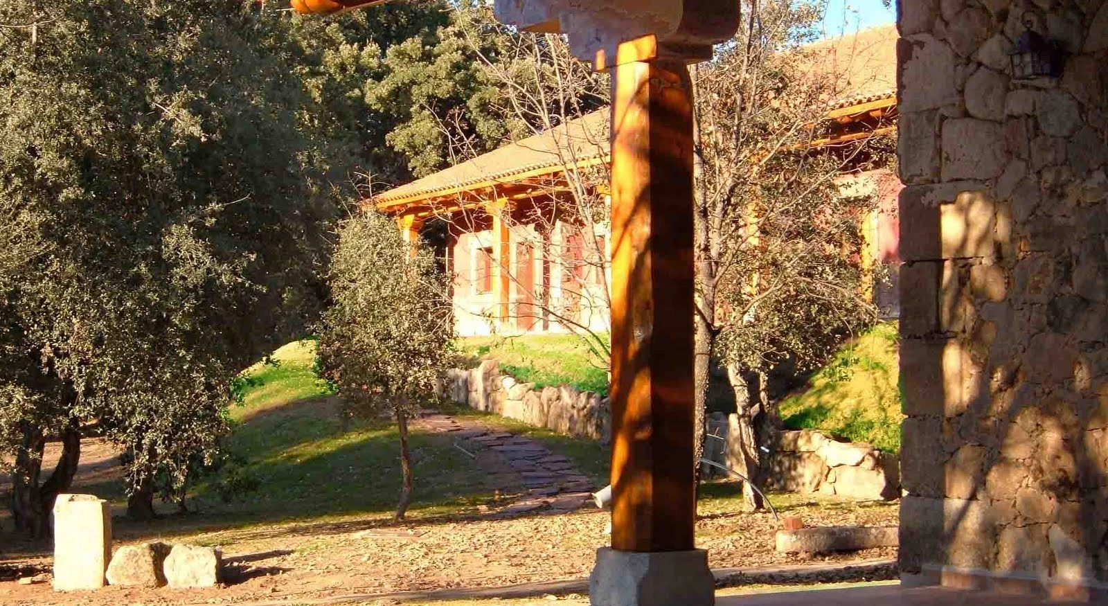 Acceso y porche de La Oropéndola de Jaraíz de la Vera · Apartamentos Rurales La Oropéndola