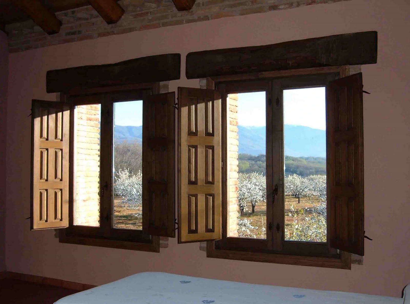 Dormitorio con vistas en los apartamentos de La Oropéndola · Apartamentos Rurales La Oropéndola