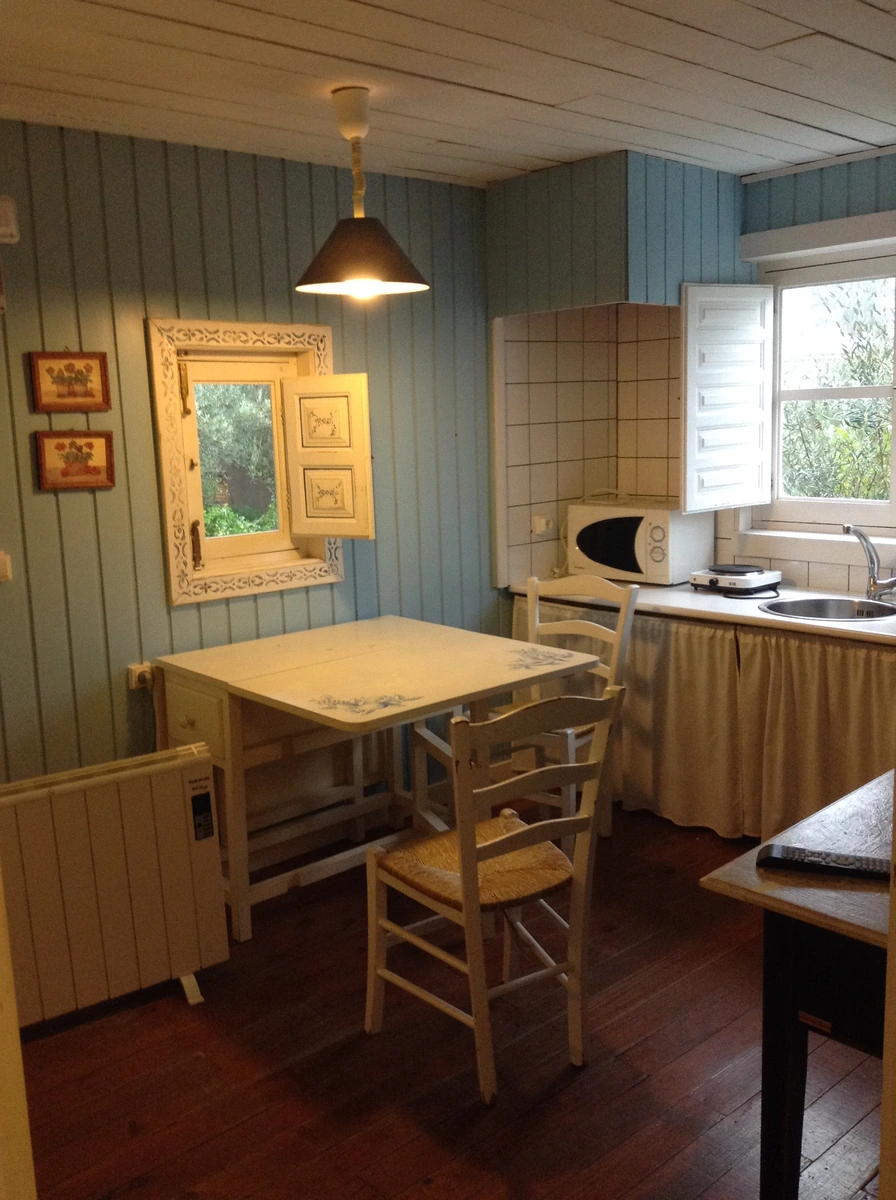 Las Cabañas de Mestas: cocina y comedor · Las Cabañas de Mestas