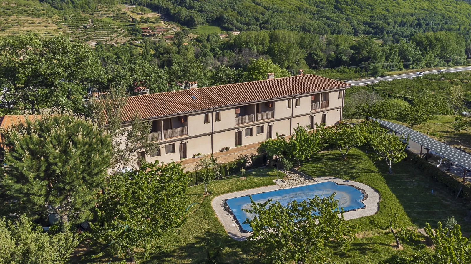 Vista exterior del complejo y la piscina compartida · Complejo Rural Las Palomas