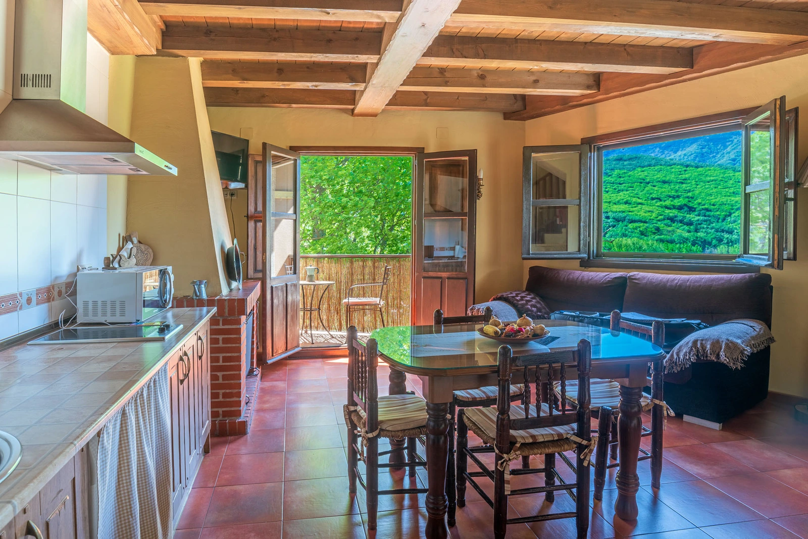 Salón, comedor y cocina de un apartamento · Complejo Rural Las Palomas