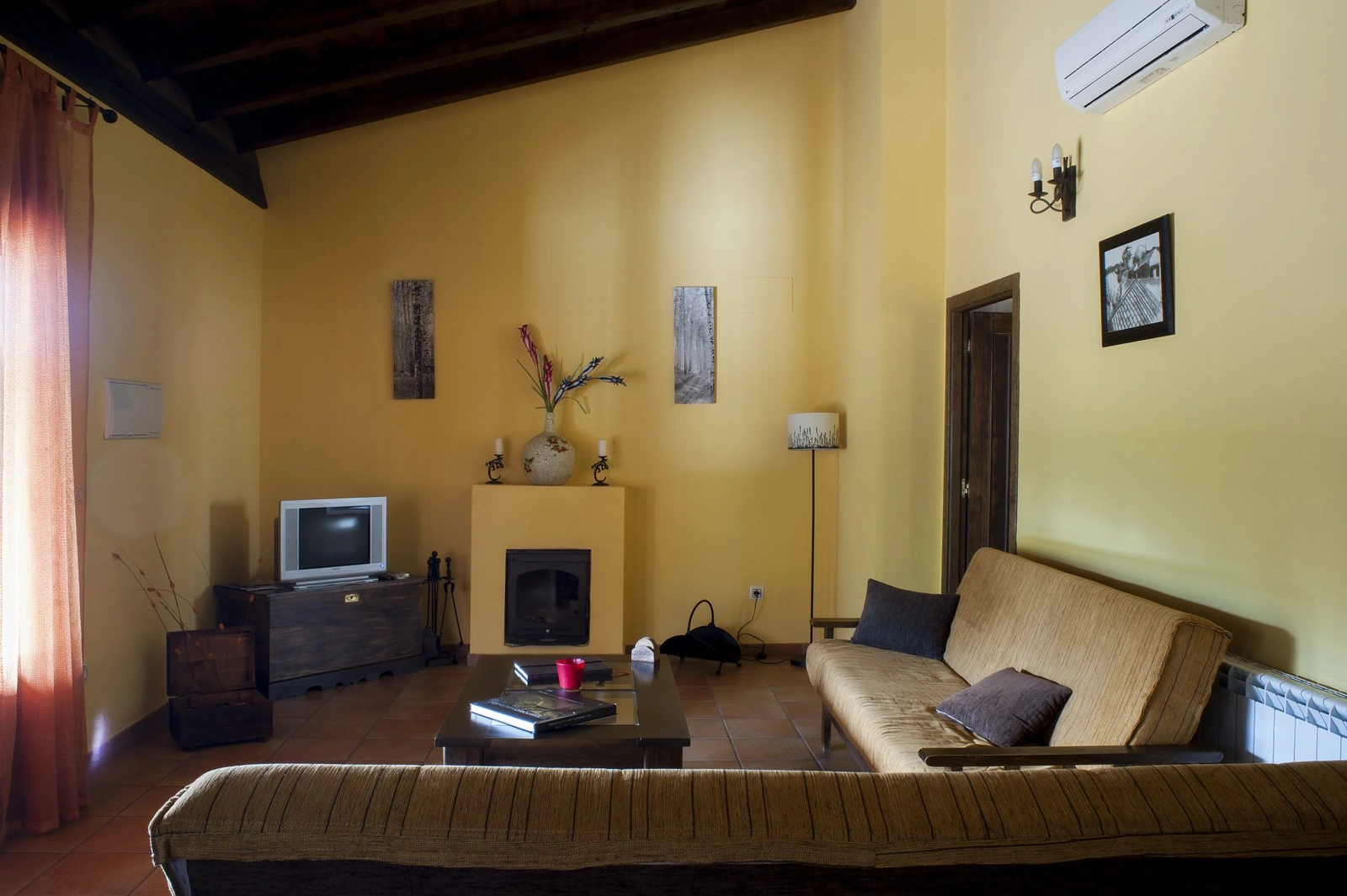 Salón con chimenea de una de las casas · Ramajal Rural