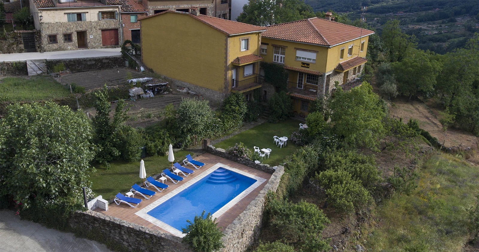 Vista general de la casa y piscina · Casa Rural Sierra de Tormantos