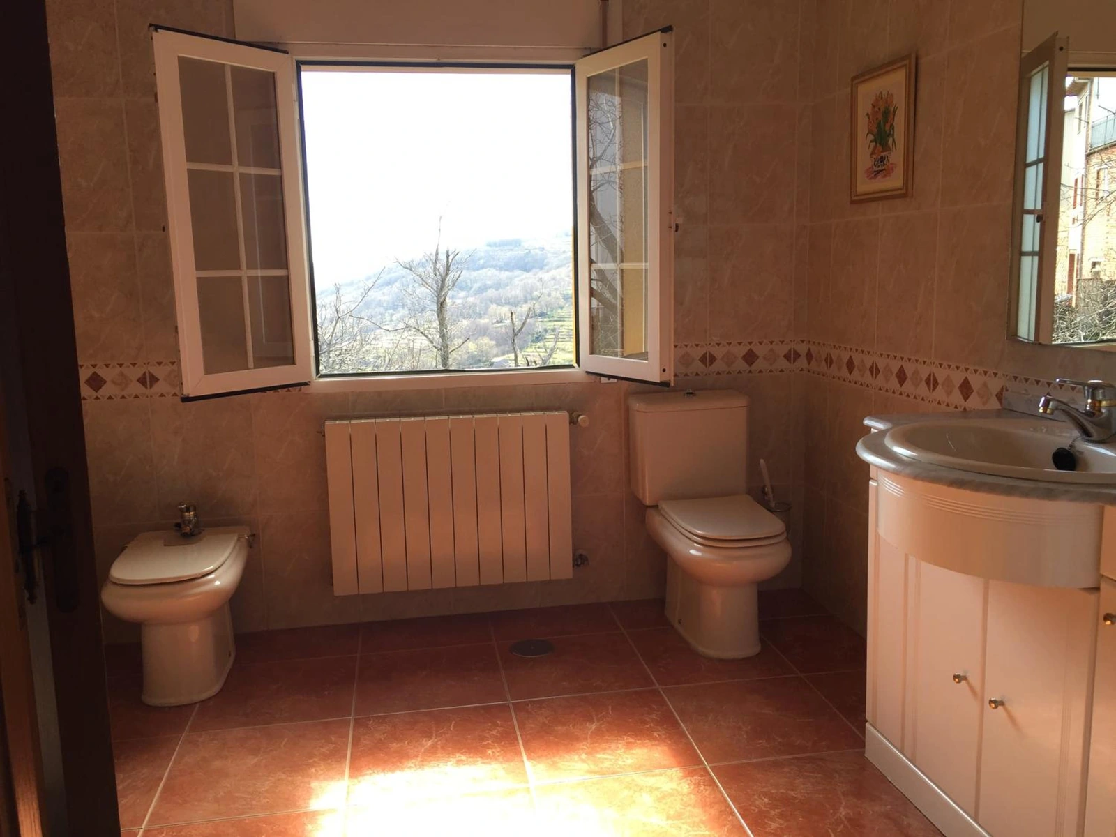 Baño con ventana y lavabo · Casa Rural Sierra de Tormantos