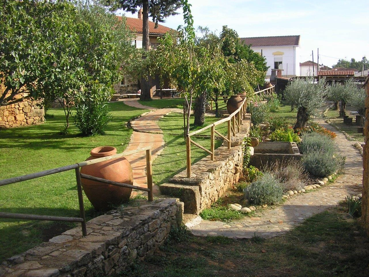 Jardín con senderos y árboles · Casa Rural Sietevillas