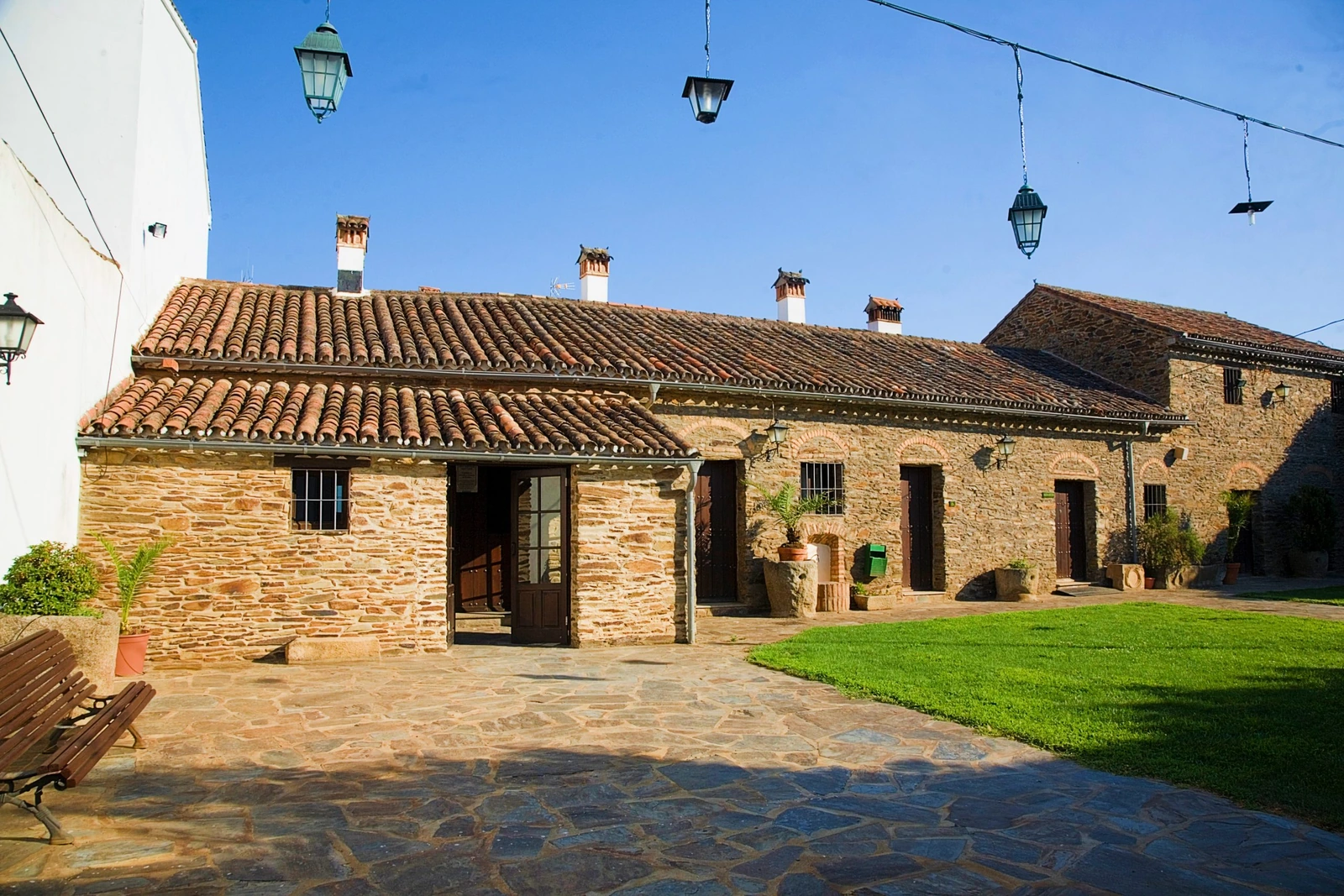 Edificio de piedra del hotel junto al patio · Hospedium Hotel Rural Soterraña