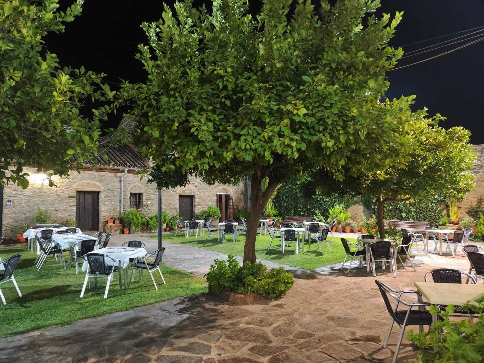 Terraza y jardín del hotel por la noche · Hospedium Hotel Rural Soterraña