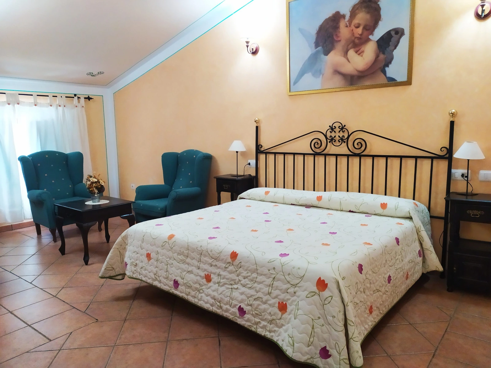 Habitación con cama de matrimonio y zona de estar · Hospedium Hotel Rural Soterraña