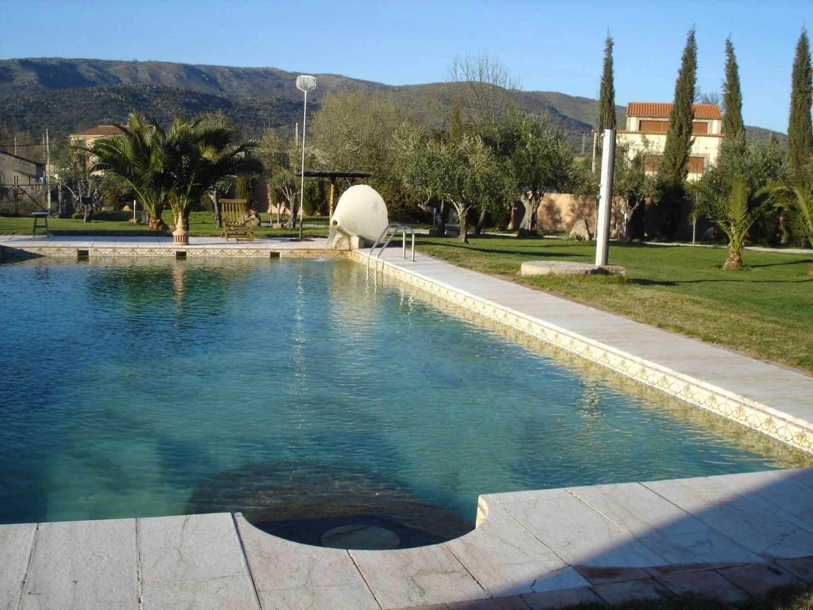 Piscina y jardines de Tresmentiras · Posada Tresmentiras