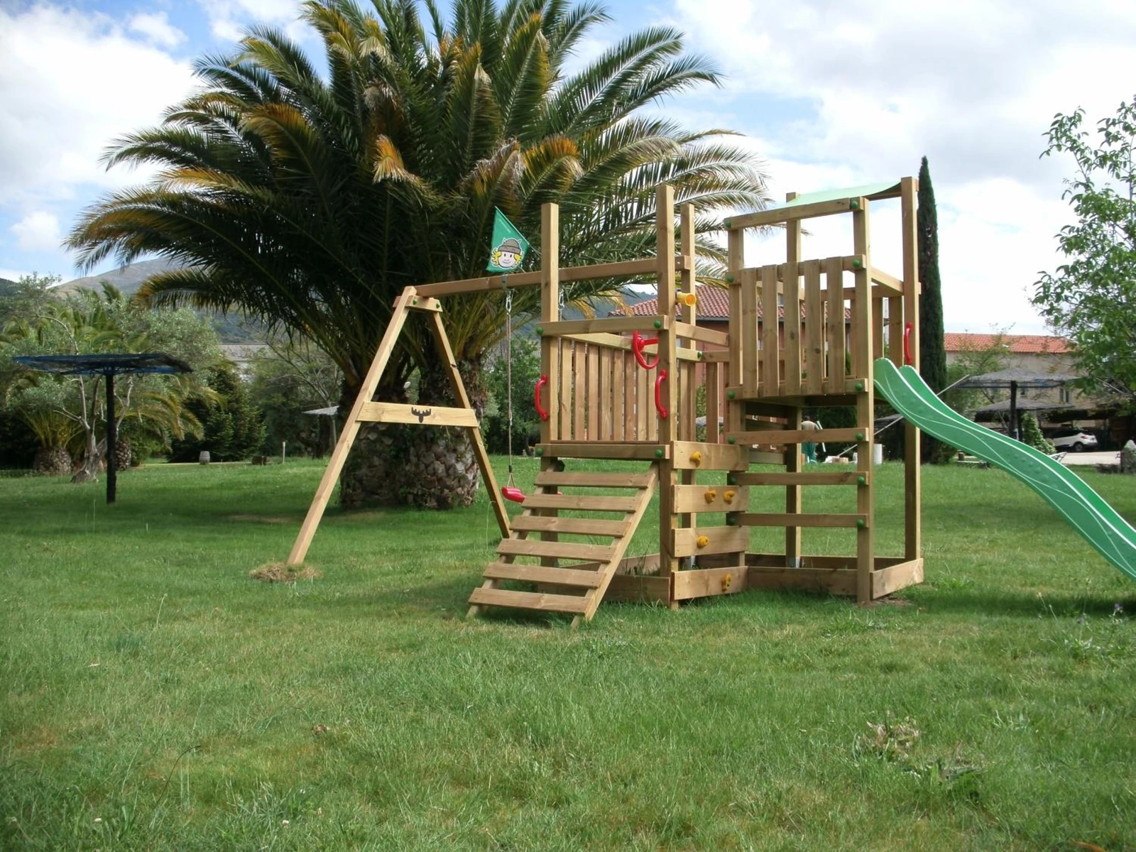 Parque infantil del establecimiento · Posada Tresmentiras