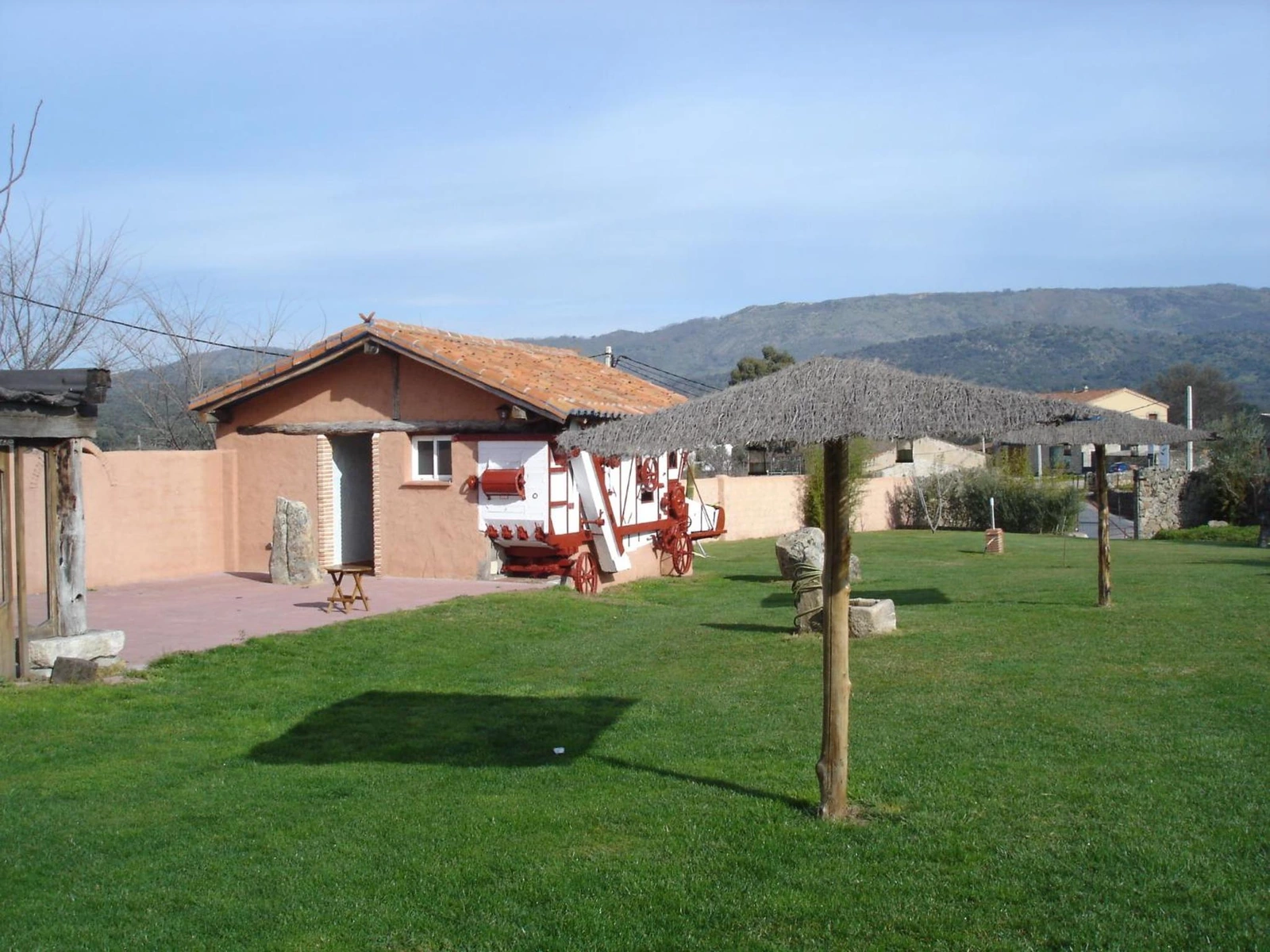 Bungalow del conjunto y jardín · Posada Tresmentiras