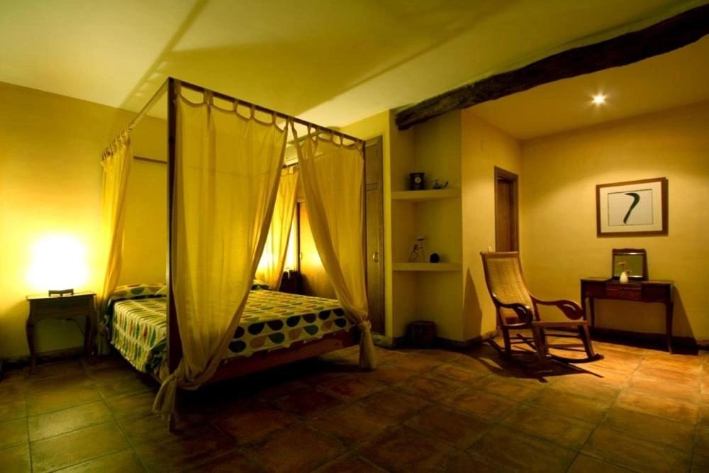 Habitación con cama de dosel · Posada Tresmentiras