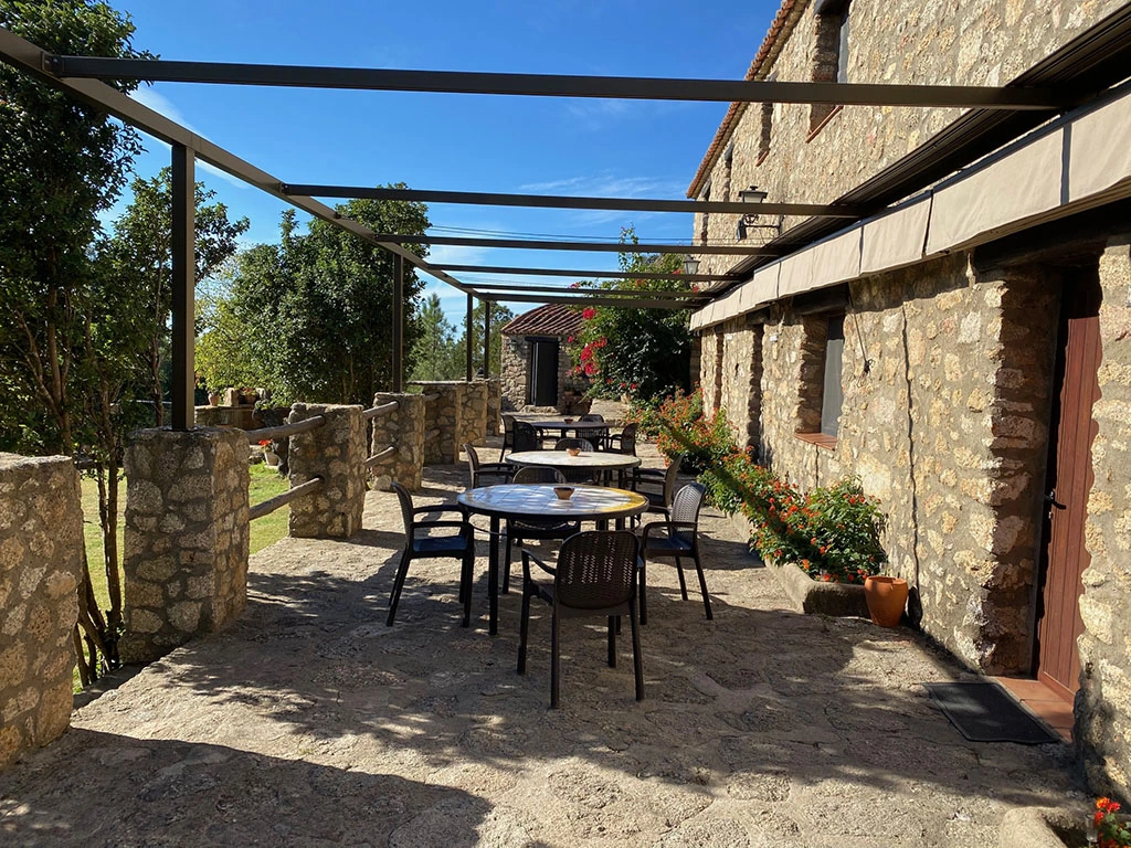 Terraza junto a la fachada de piedra · Casa Rural Virgen de la Cabeza