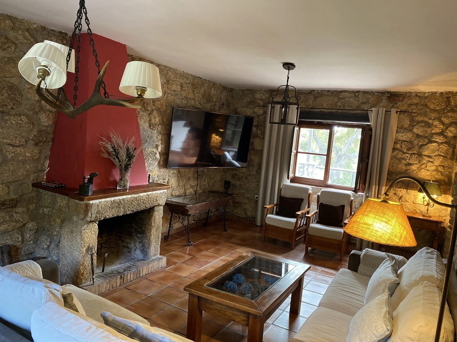 Salón con chimenea y zona de estar · Casa Rural Virgen de la Cabeza