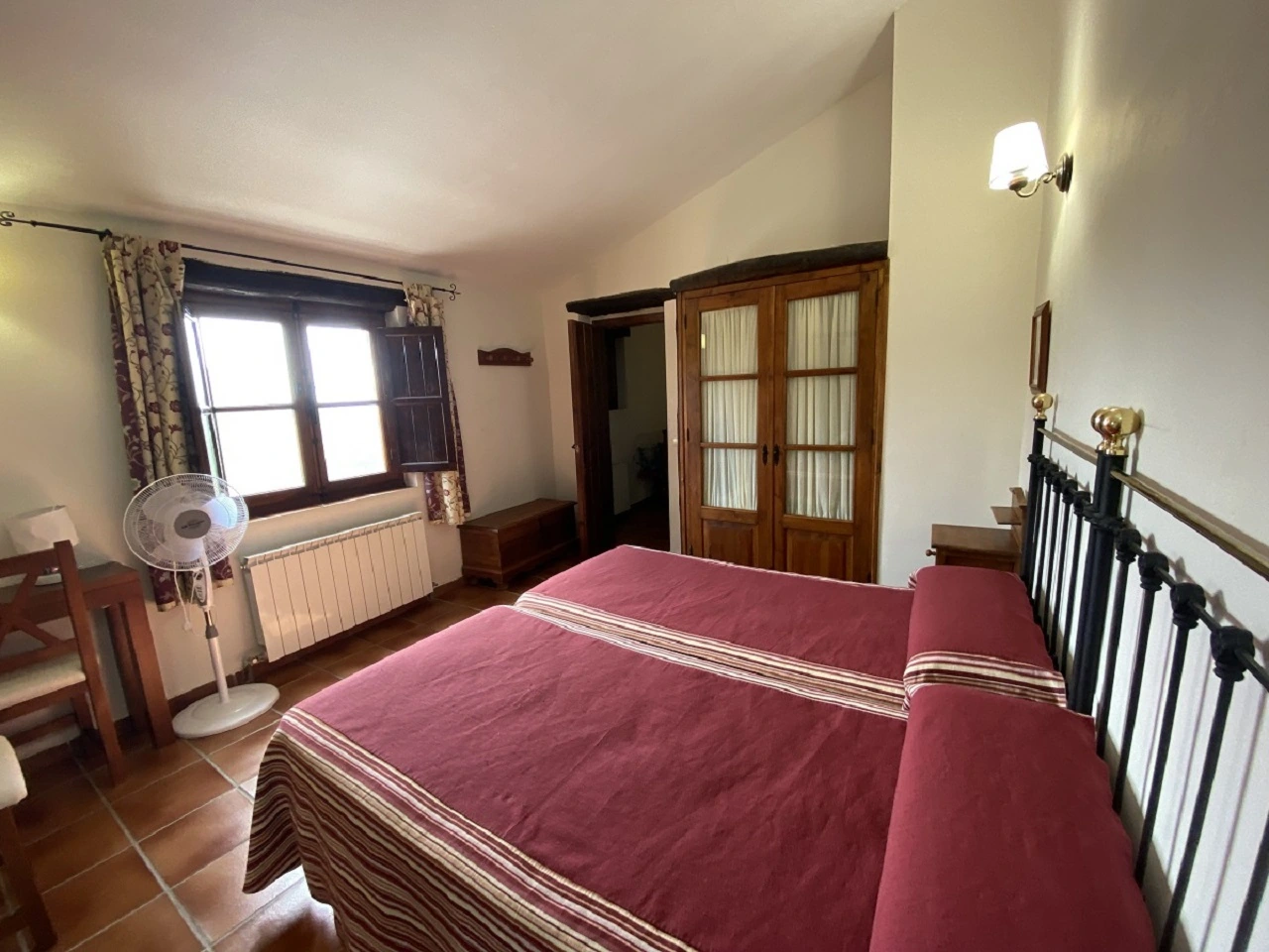 Dormitorio con cama de matrimonio y cabecero de hierro · Casa Rural Virgen de la Cabeza