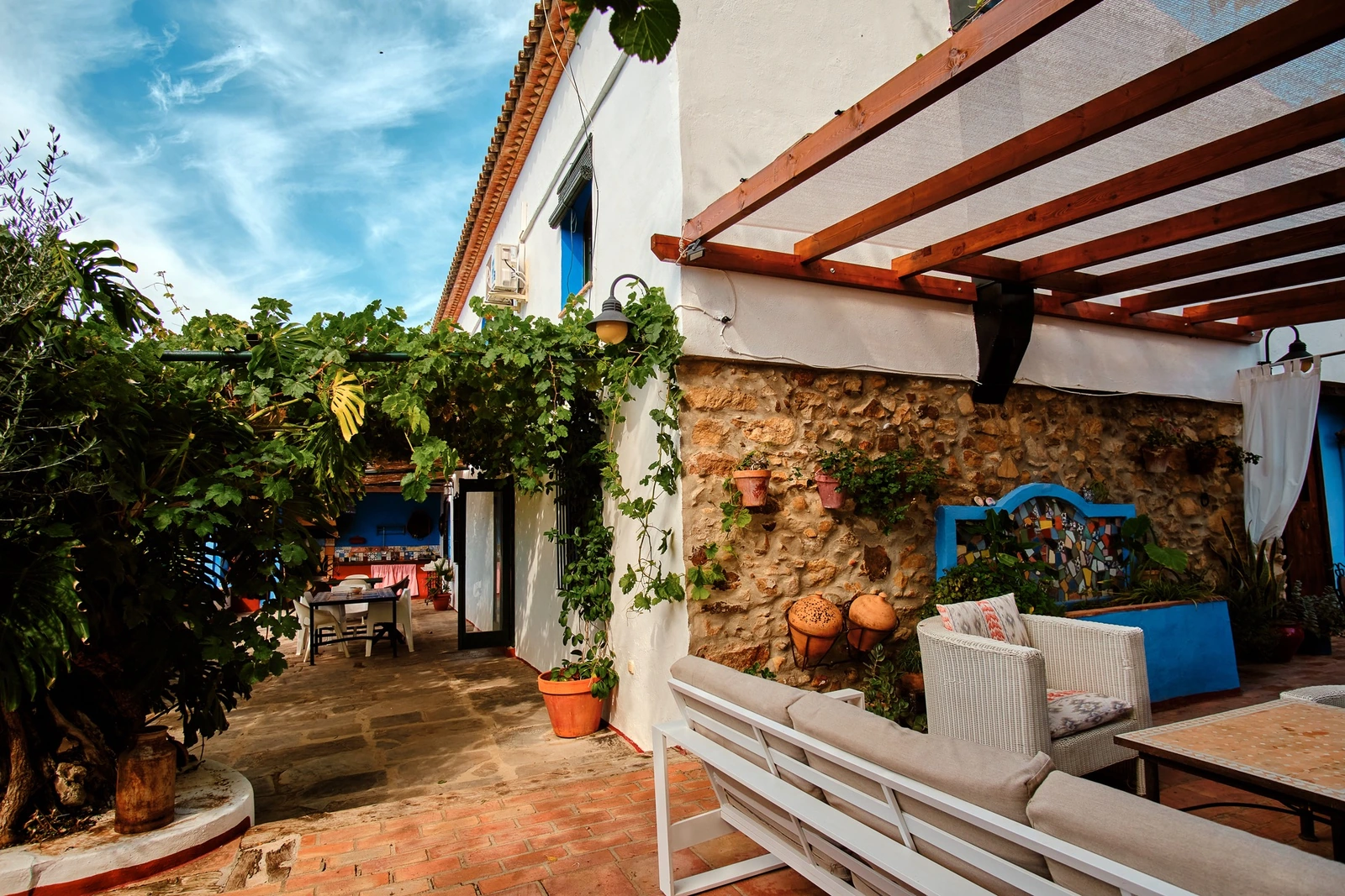 Patio y porche de la casa principal. · Casa Rural Juanpere
