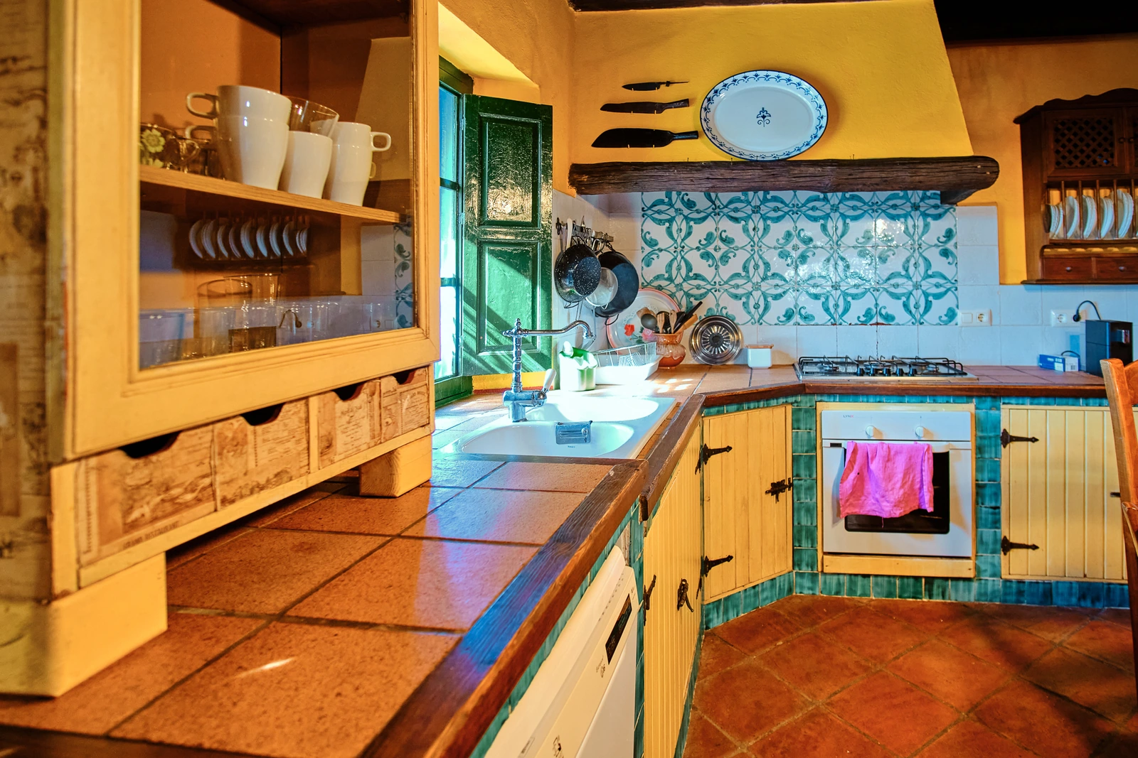 Cocina de la casa principal, con horno y muebles de madera. · Casa Rural Juanpere