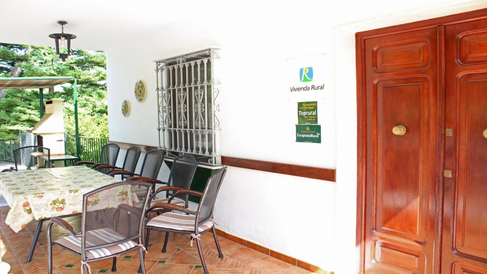 Porche de Casa La Fresneda con mesa y bancos. · Casa La Fresneda