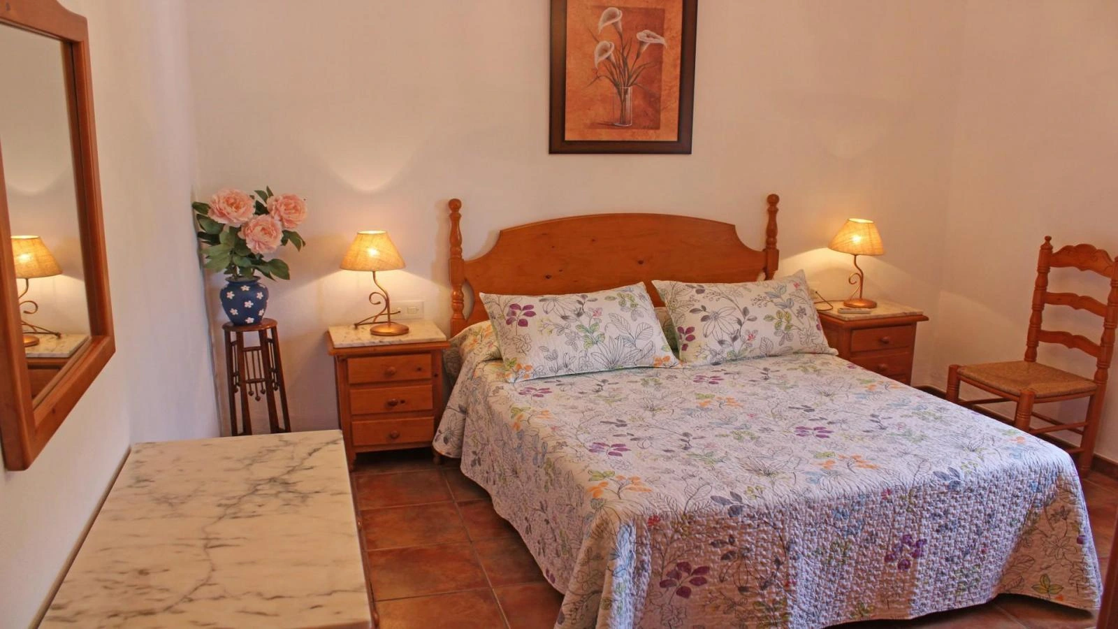 Dormitorio con cama de matrimonio de Casa La Fresneda. · Casa La Fresneda