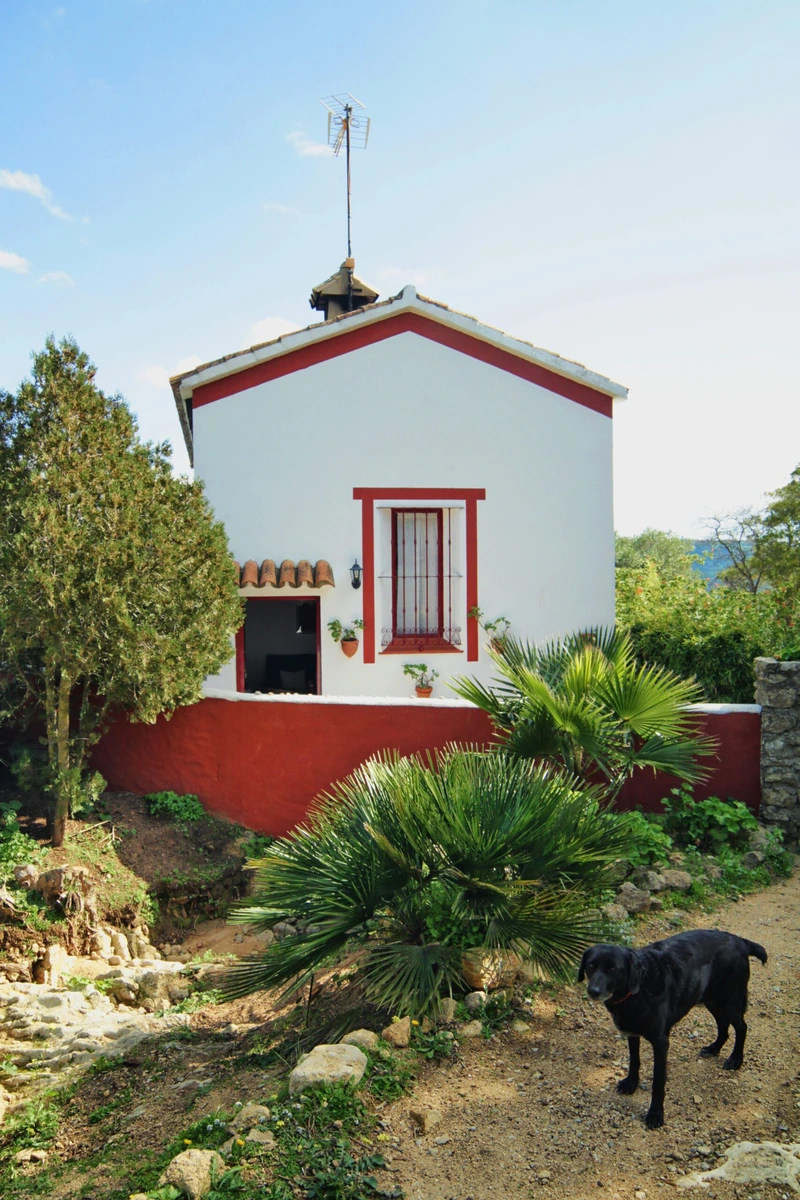 La Casita: fachada blanca y jardín · Casa Montecote