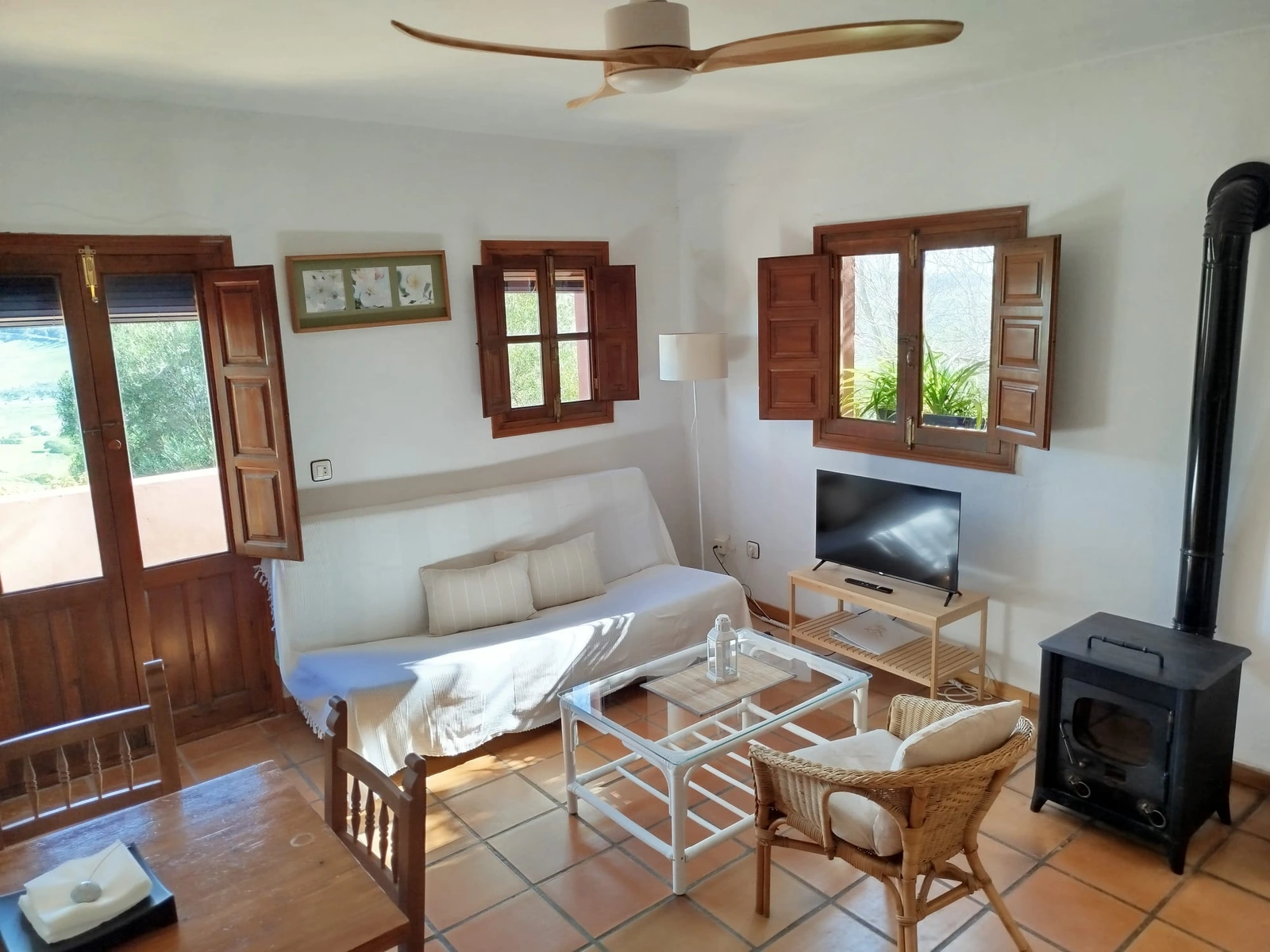 Apartamento Romero: salón con chimenea · Casa Montecote