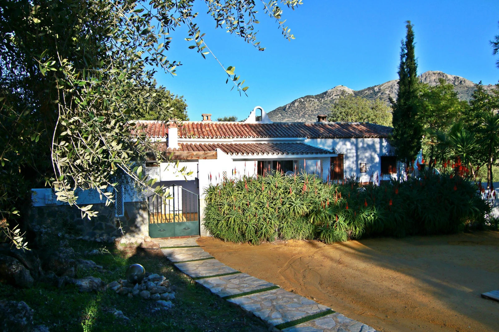 Exterior de El Rancho de Los Algarrobales. · Los Algarrobales