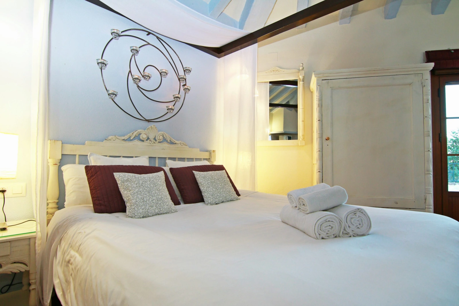 Dormitorio de una casa tipo loft de Paraísos Escondidos. · Los Algarrobales