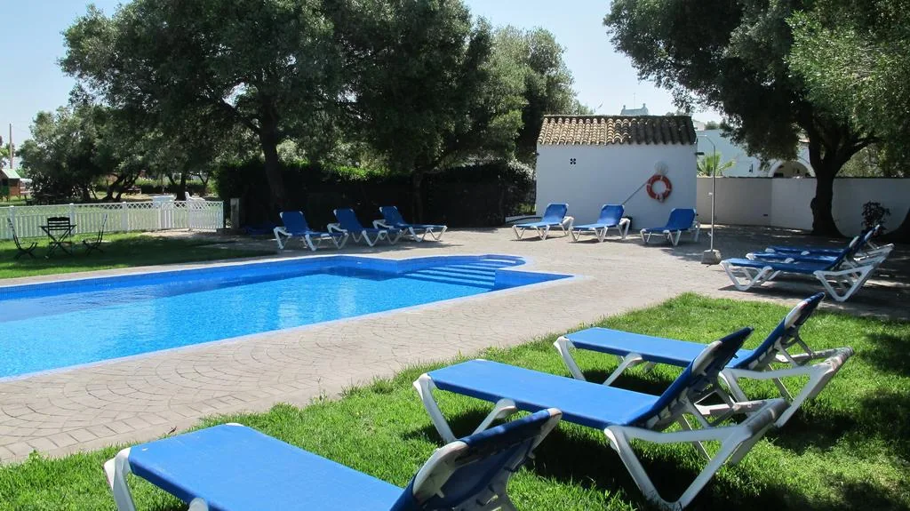 Piscina exterior de temporada y tumbonas del cortijo · Cortijo El Indiviso
