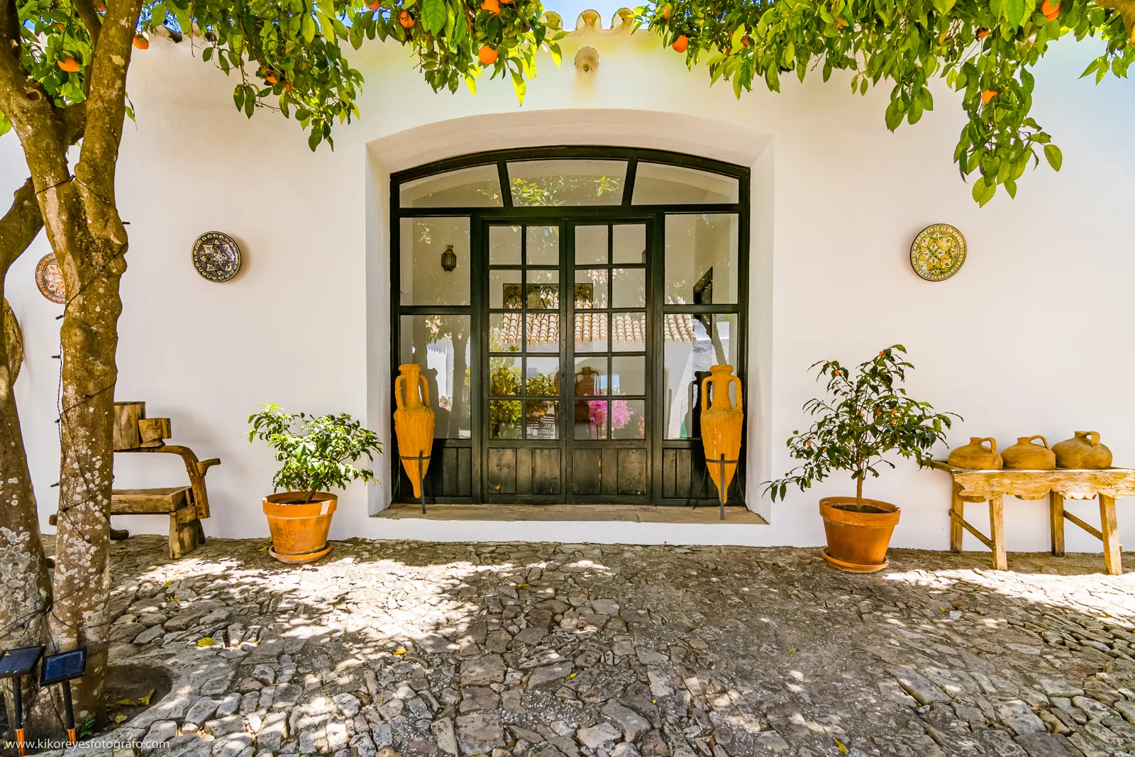 Entrada al patio andaluz del cortijo · Cortijo El Indiviso