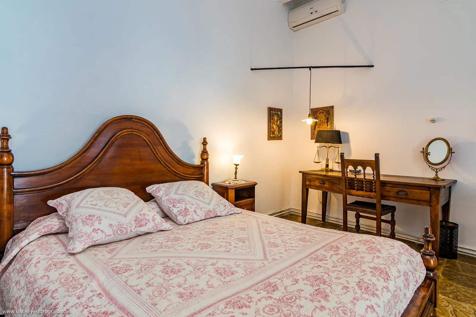 Habitación doble con cama de madera y escritorio · Cortijo El Indiviso