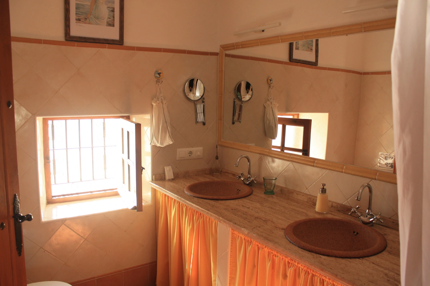 Baño con doble lavabo de la habitación Setenil · El Cobijo de Vejer