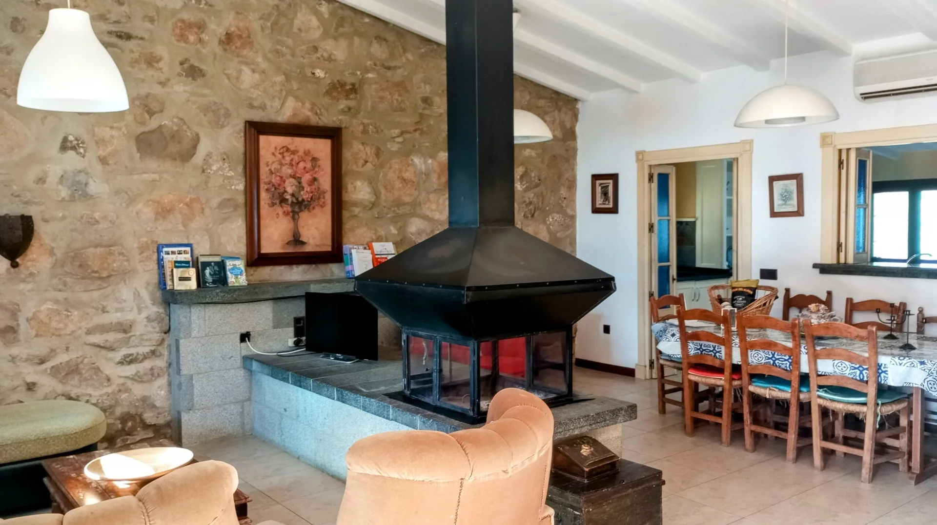 Salón de El Cortijo con chimenea central