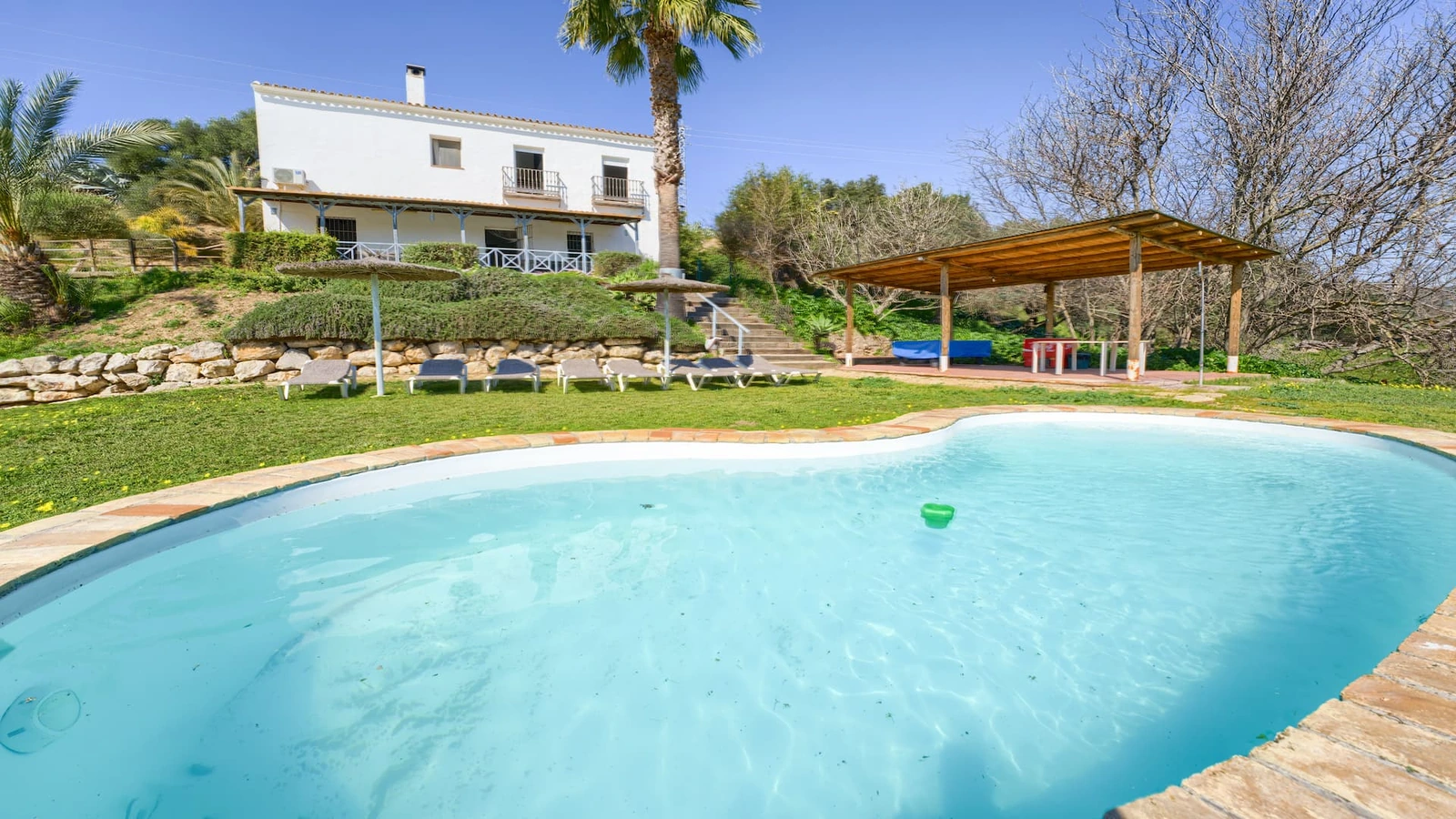 Piscina de Molino Nuevo frente a la fachada. · Caserío El Molino Nuevo
