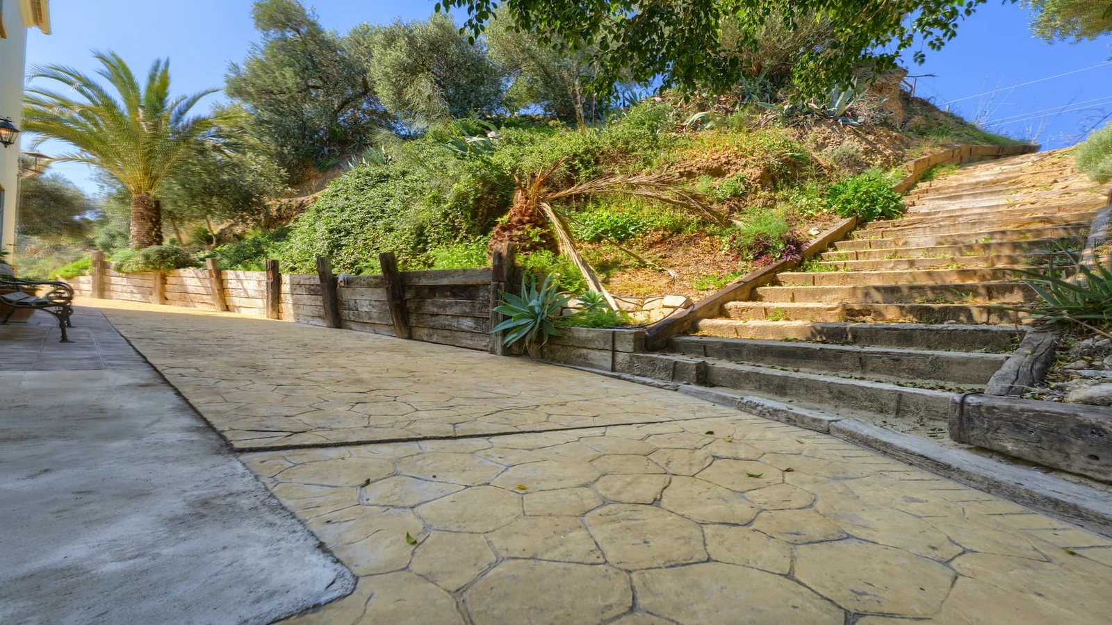 Jardines y escalera exterior de Molino Nuevo. · Caserío El Molino Nuevo