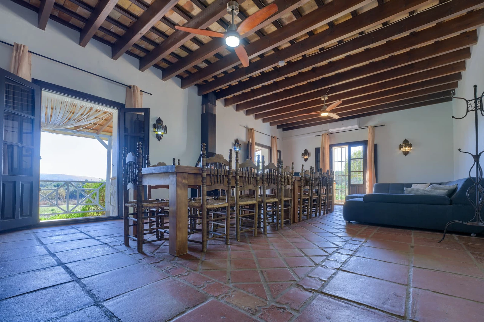 Salón comedor de Molino Nuevo con vigas de madera. · Caserío El Molino Nuevo