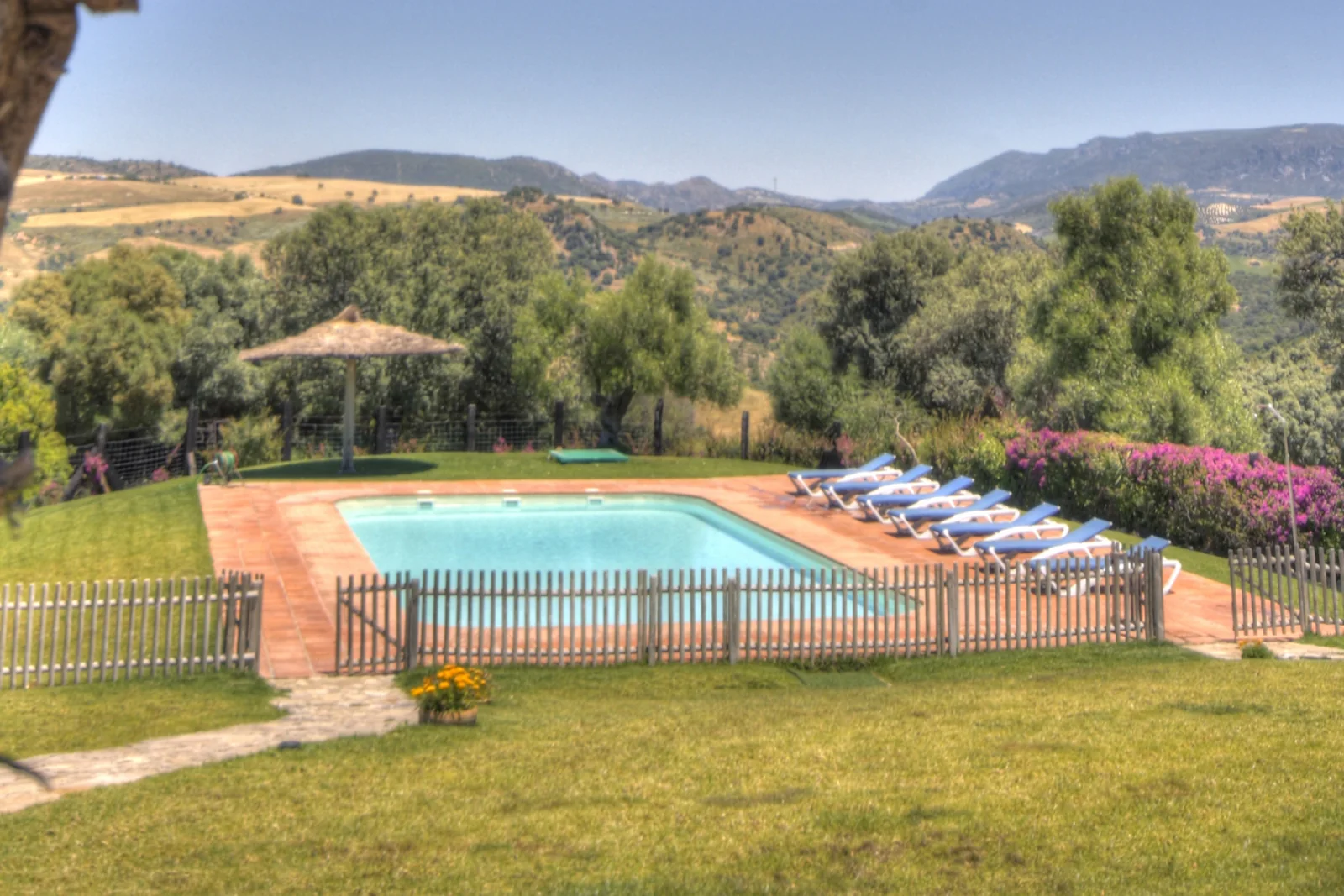 Piscina exterior entre árboles y montañas · El Puerto del Timón
