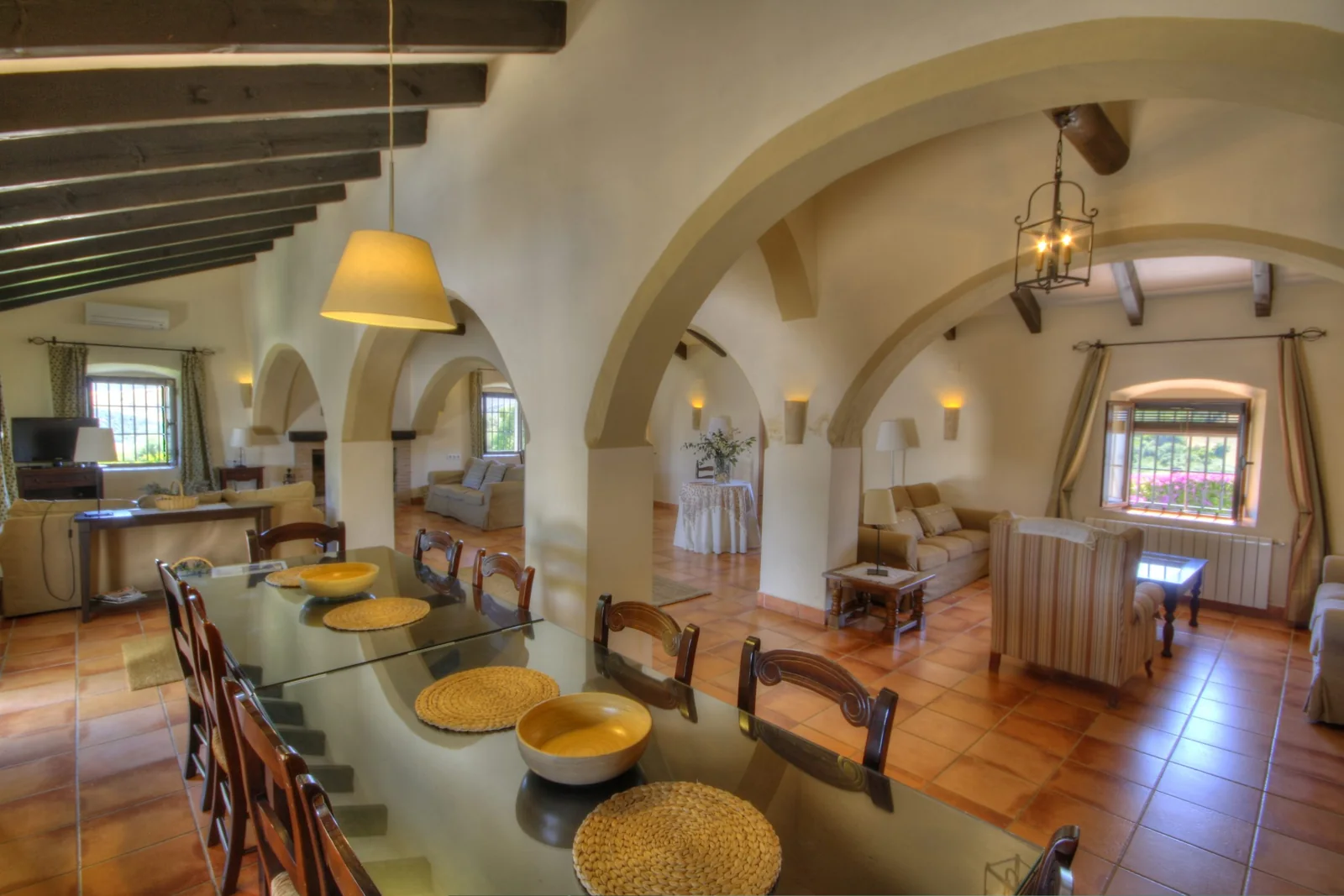 Salón y comedor con arcos y techos de madera · El Puerto del Timón