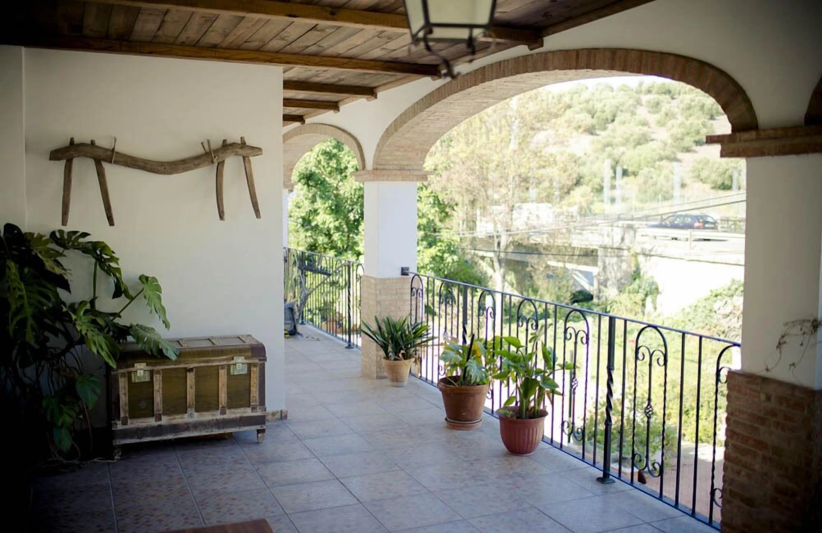 Terraza cubierta del hotel con vistas al puente y al pueblo · Hotel Rural Enrique Calvillo