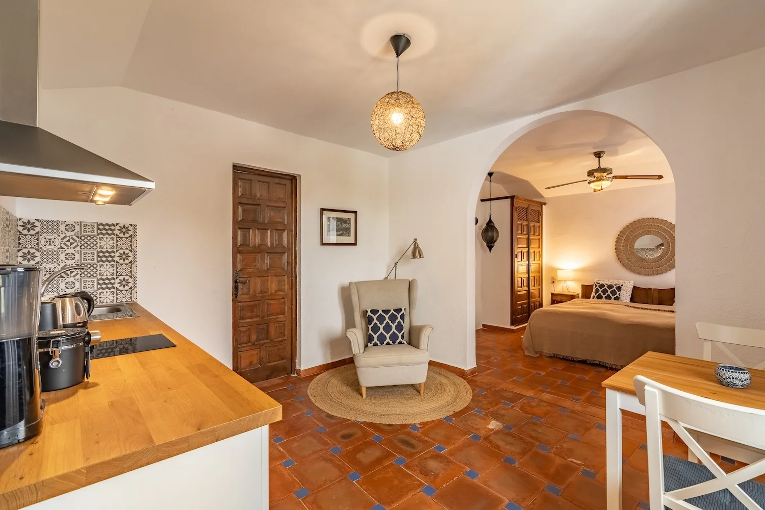 Apartamento con cocina abierta y dormitorio al fondo · Hacienda Buena Suerte