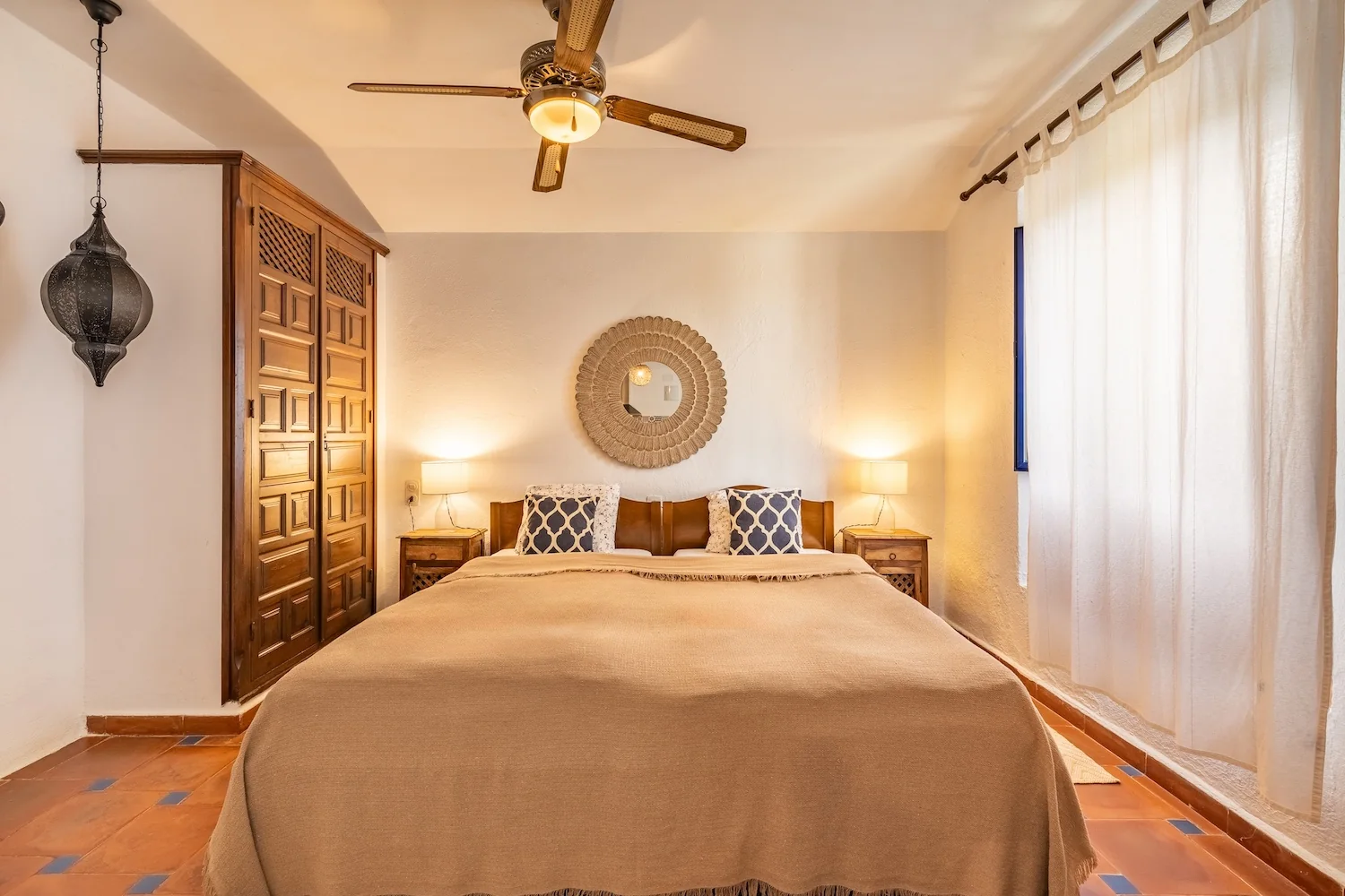 Dormitorio de la hacienda con cama doble y puerta de madera · Hacienda Buena Suerte